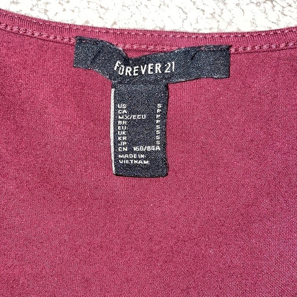 FOREVER 21 V-neck maroon Crop top with side cinch tie in women’s size small - Picture 8 of 9